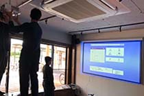 スクリーンとプロジェクター調整OA 対応も栄永工務店の得意分野